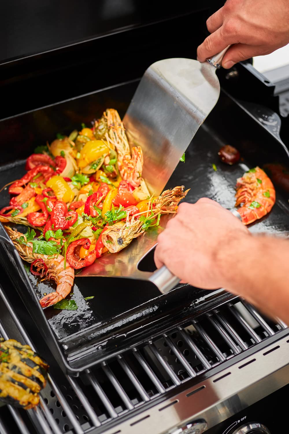 RÖSLE plancha Wide Spatula BBQ Spatula with Rounded Corners for Turning Meat and Vegetables, 18/10 Stainless Steel, Dishwasher Safe - Image 3