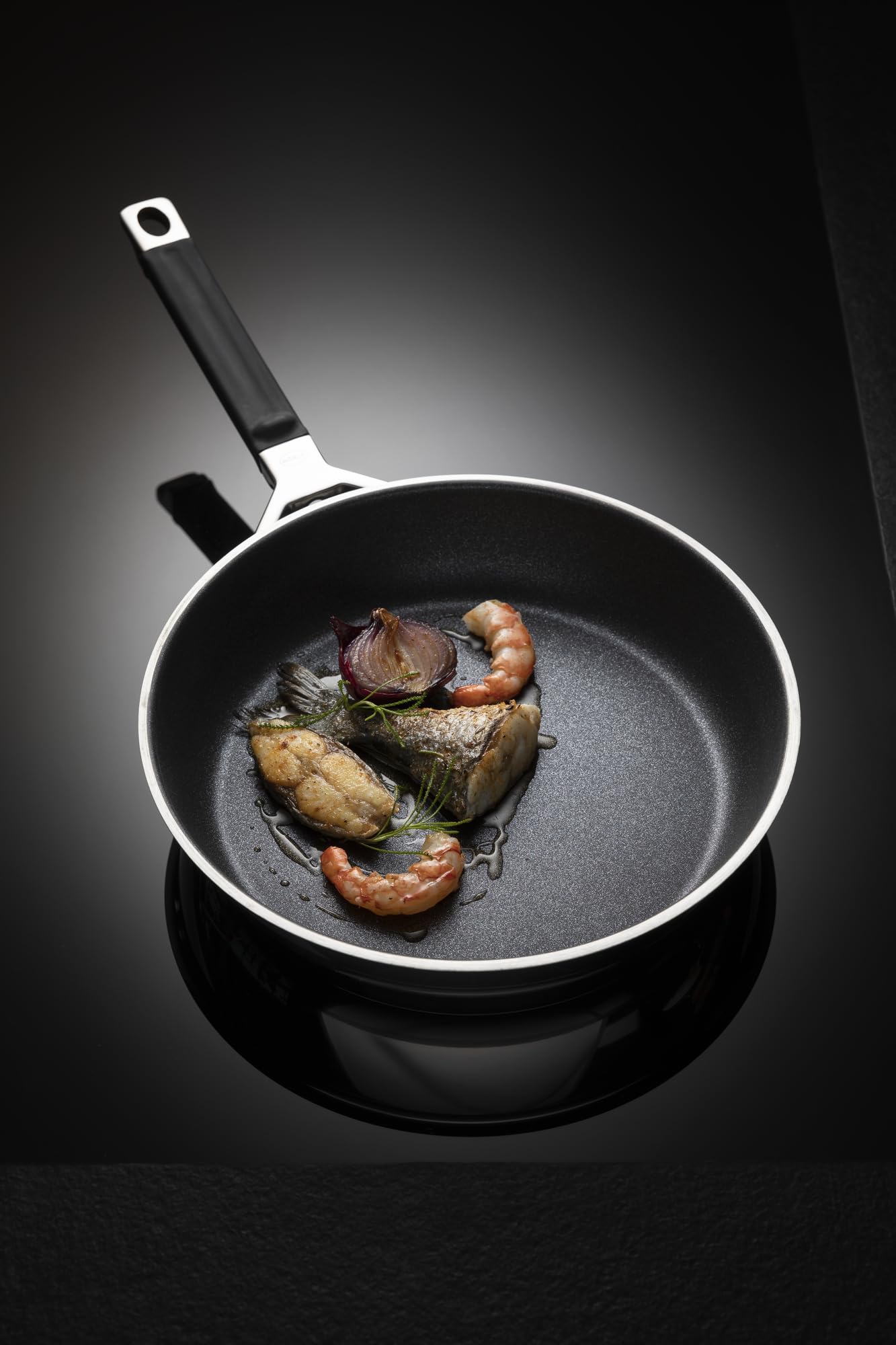 Rösle Silence Pro Frying Pan with Scratch-Resistant Premium Non-Stick Coating ProResist, Silicone Handle, 24 cm, 18/10 Stainless Steel, Suitable for Induction, Silver/Black - Image 4