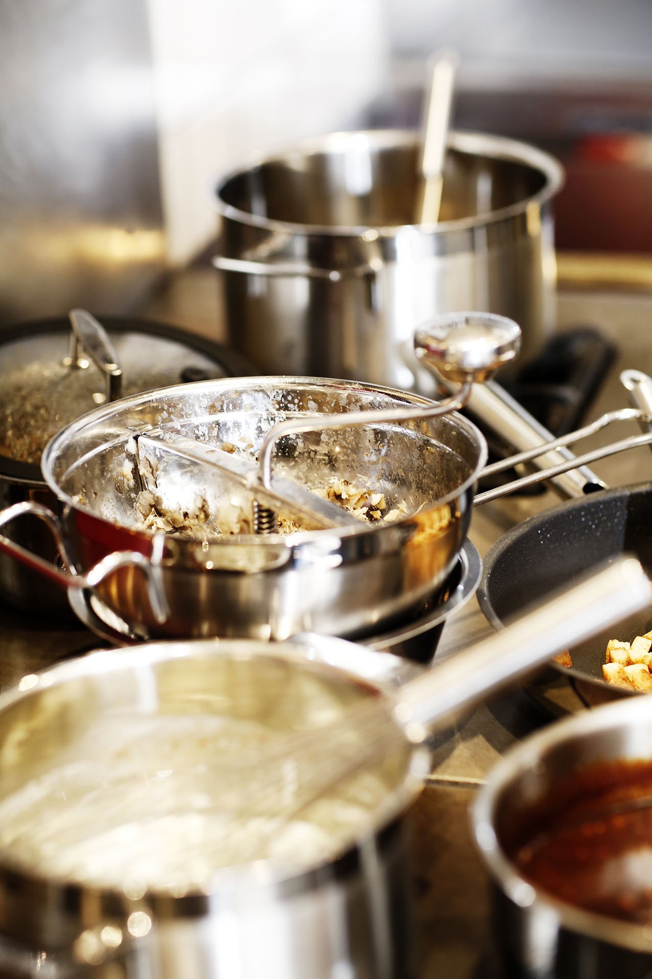 Rösle Stainless Steel Food Mill with Handle and 2 Grinding Disc Sieves, (16252) - Image 3