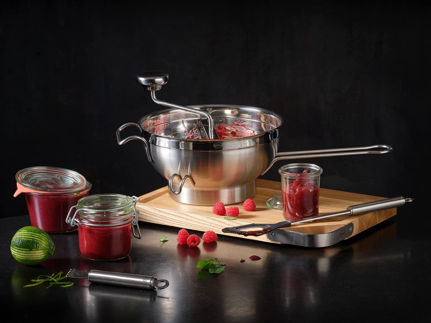 Rösle Stainless Steel Food Mill with Handle and 2 Grinding Disc Sieves, (16252) - Image 4