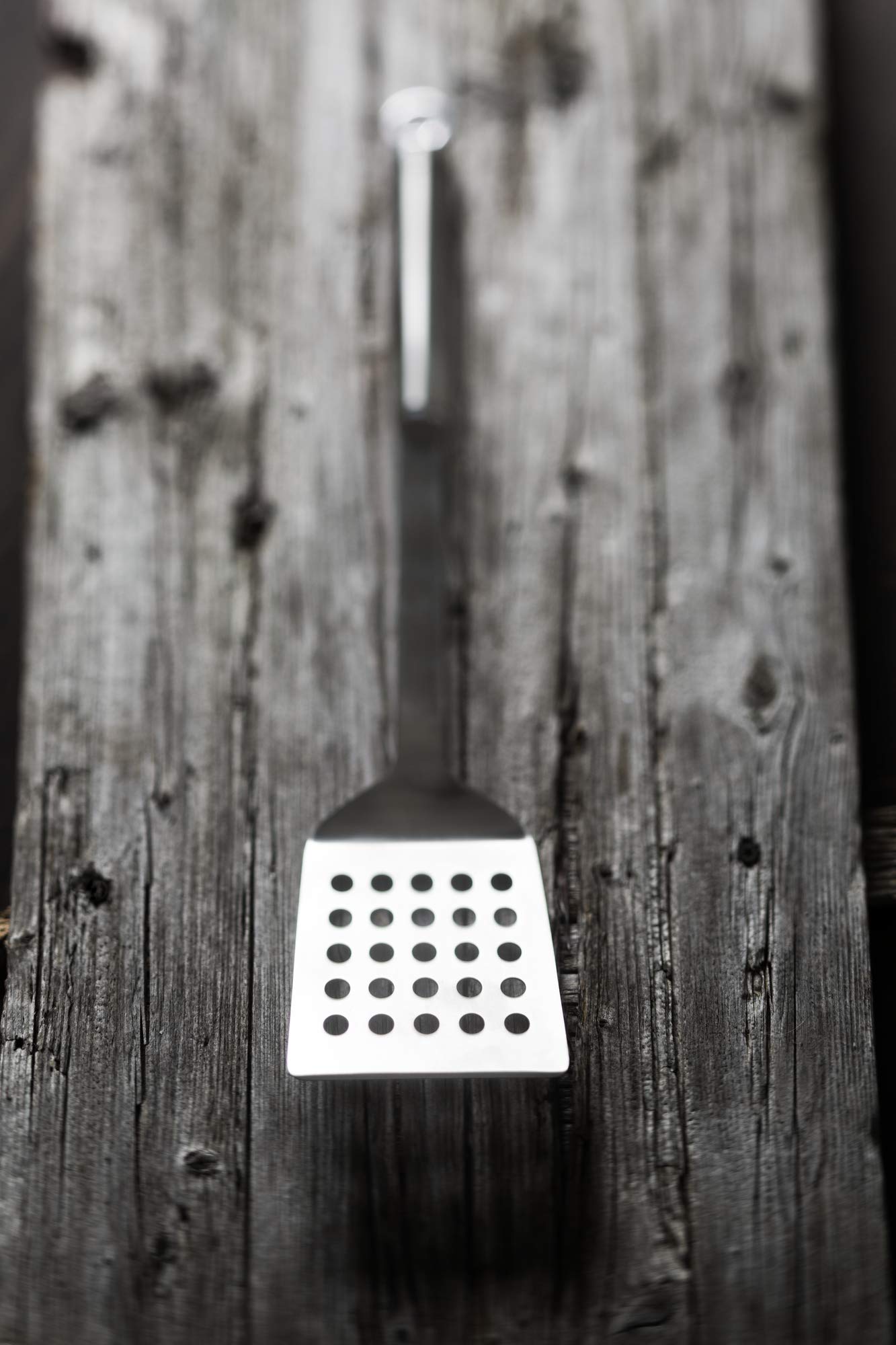 Rösle Stainless Steel Perforated Barbeque Spatula, Matte Handle, 18-inch - Image 4