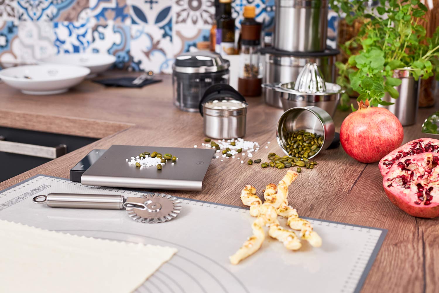 Rosle 12802 Stainless Steel Manual Citrus Lemon Reamer & Juicer with Strainer - Image 4